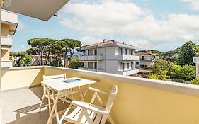 Comfy Apartment With Private Parking Near The Beach!