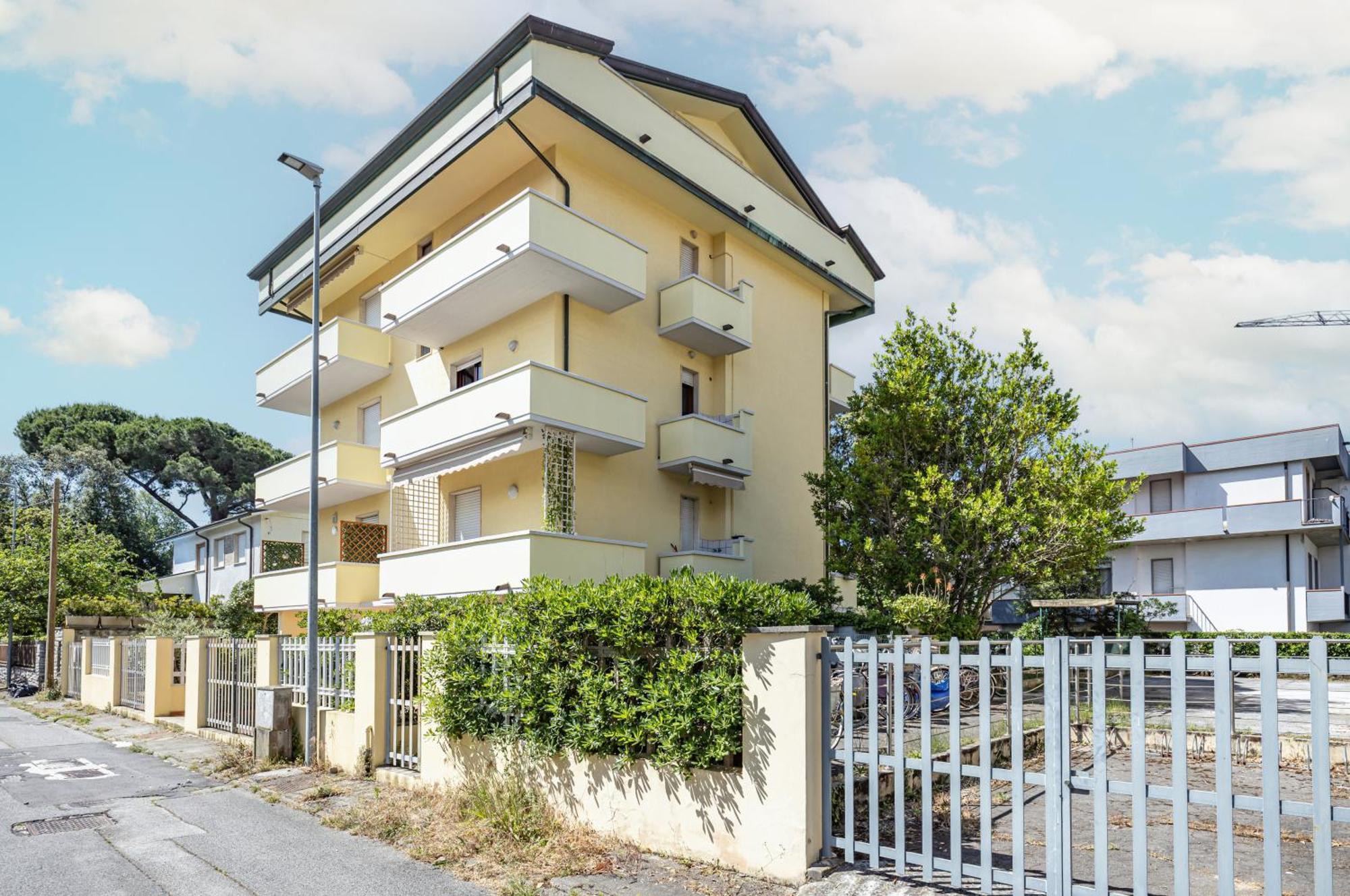 Comfy Apartment With Private Parking Near The Beach! Viareggio Extérieur photo